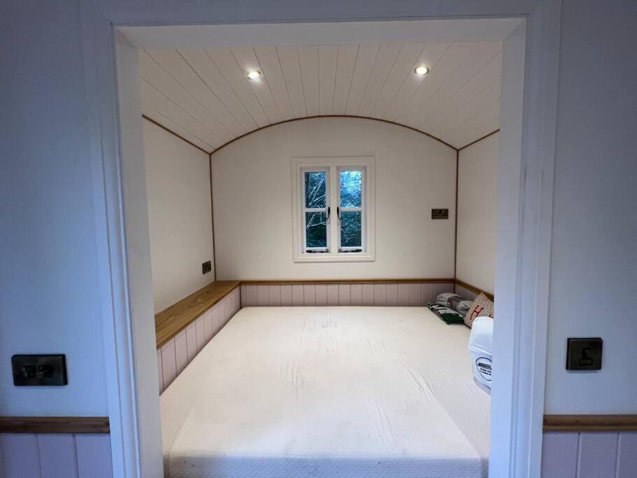 Tranquil Spot Shepherds Hut Cinderford Экстерьер фото