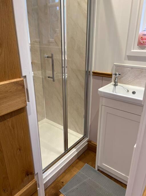 Tranquil Spot Shepherds Hut Cinderford Экстерьер фото